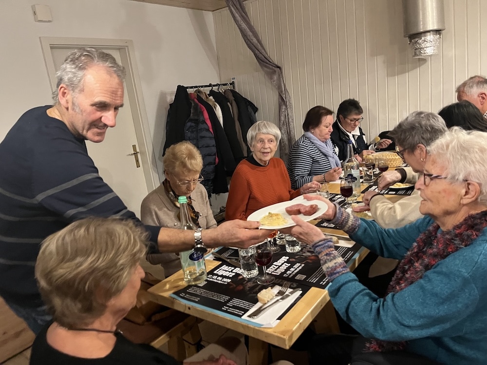 Treberwurstessen in neuer Umgebung